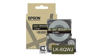 Epson LabelWorks LK-6QWJ - White on matte khaki - Rotolo (2,4 cm x 8 m) 1 casse…